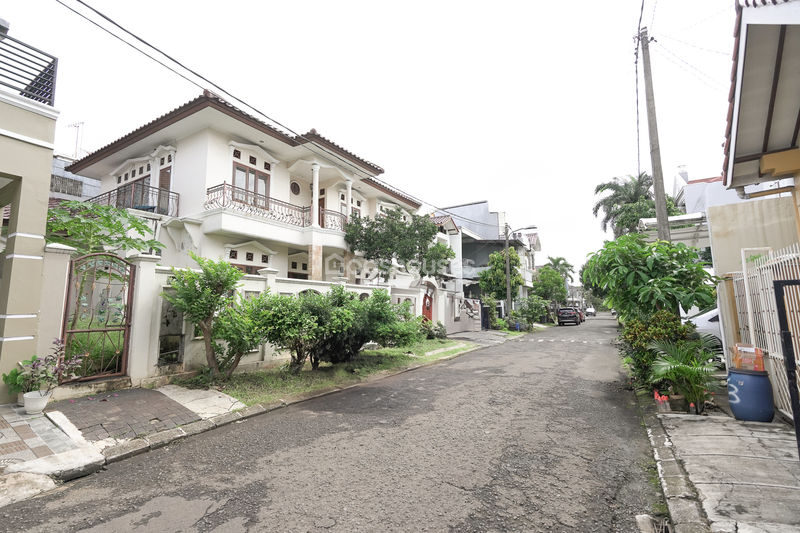 Citra Gran Cibubur Cluster Nusa Dua Blok B8 No.27