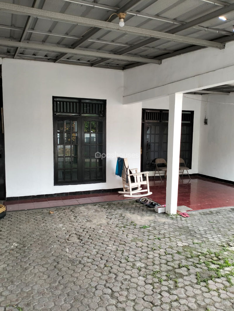 Jalan Raya Tengah