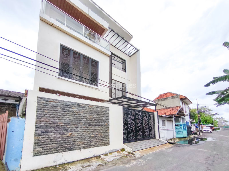 Jalan Kristal No.12