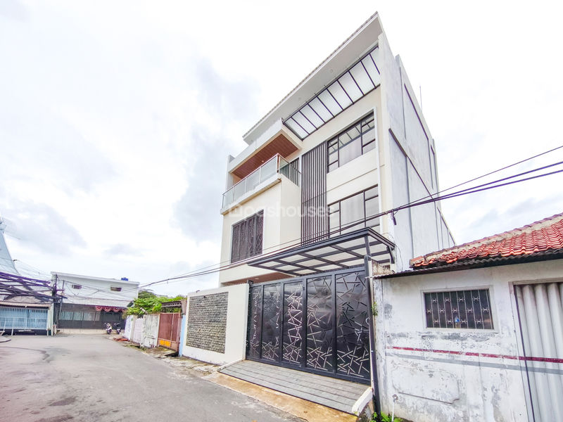 Jalan Kristal No.12