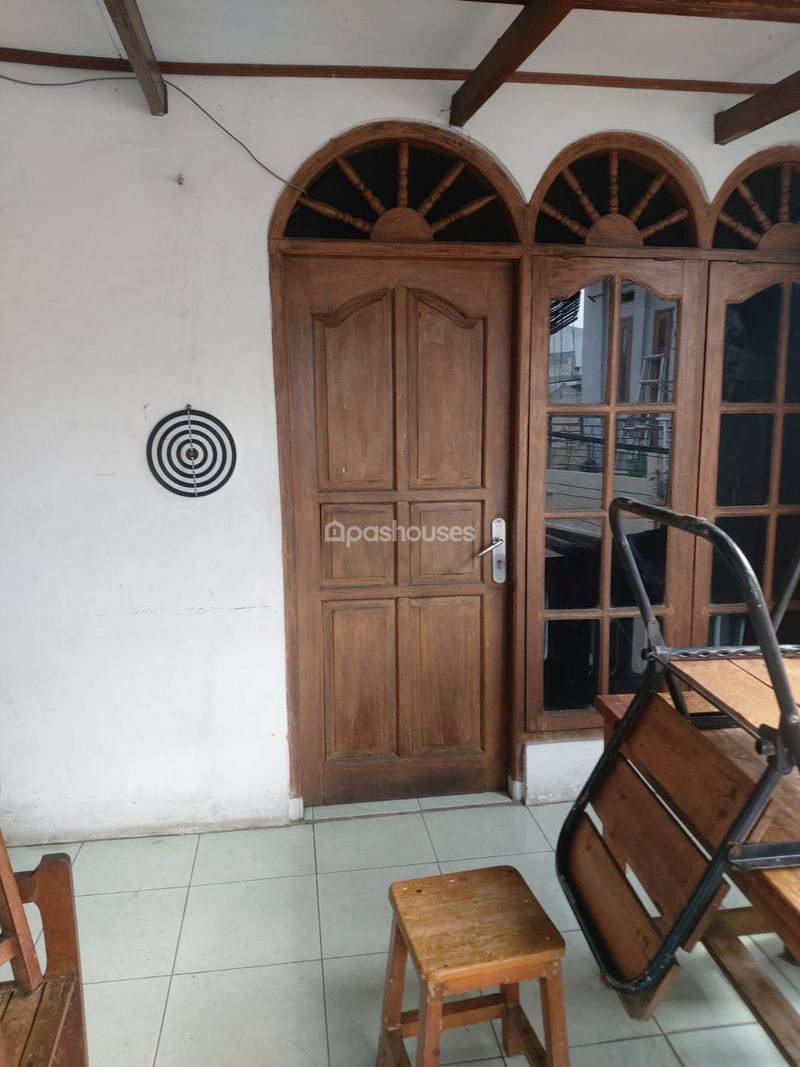 Jalan Teratai Putih 1
