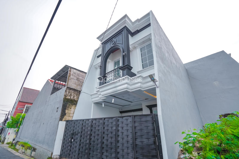 Jalan Cahaya Titis