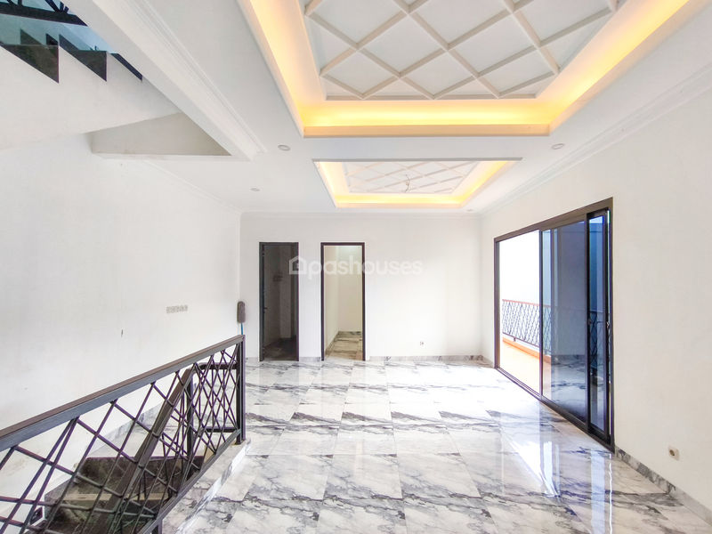 Jalan Kristal No.12